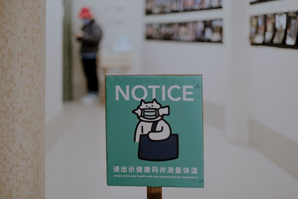 a sign with a picture of a cat on it